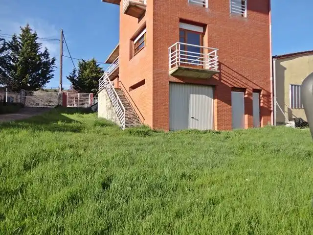 Vista exterior de Casa adosada en venta en Hontoria del Pinar con Calefacción, Terraza y Trastero