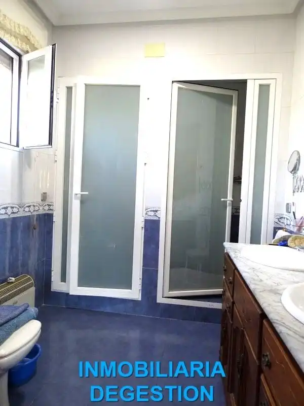 Bany de Casa o xalet en venda en Linares amb Aire condicionat, Calefacció i Jardí privat
