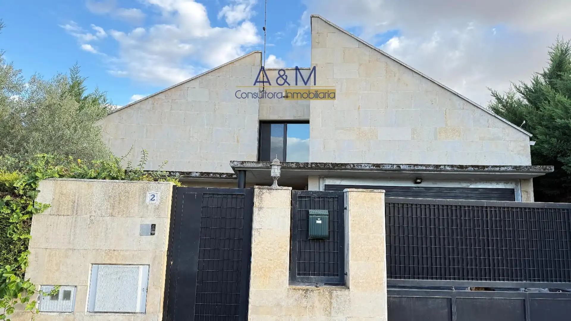 Vista exterior de Casa o xalet en venda en Tudela de Duero amb Calefacció, Piscina i Piscina comunitària