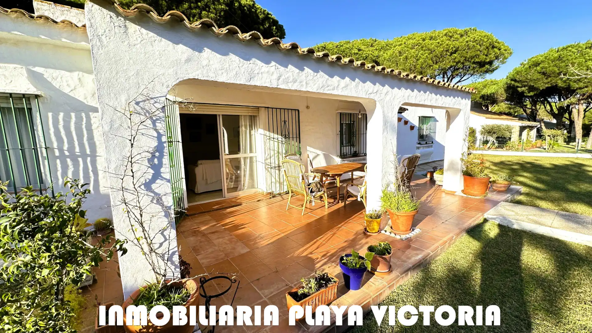 Vista exterior de Casa o chalet en venta en Conil de la Frontera con Aire acondicionado, Jardín privado y Piscina
