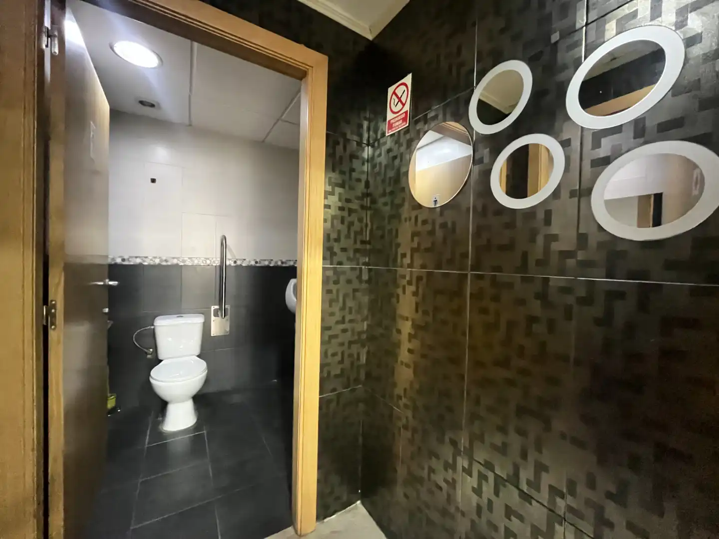 Badezimmer von Geschaftsraum zum Verkauf in Sagunto / Sagunt mit Klimaanlage und Möbliert