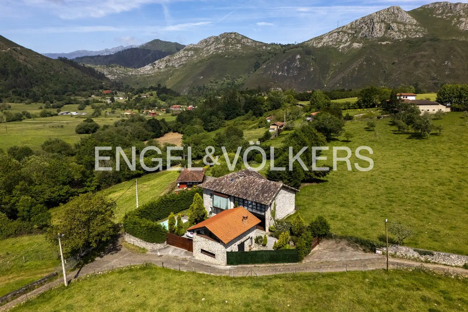 Vista exterior de Casa o chalet en venta en Cangas de Onís con Calefacción, Jardín privado y Terraza