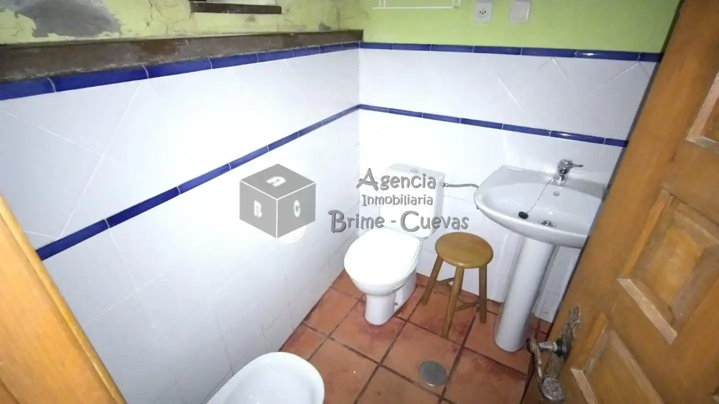 Badezimmer von Country house zum Verkauf in Caso mit Heizung und Privatgarten