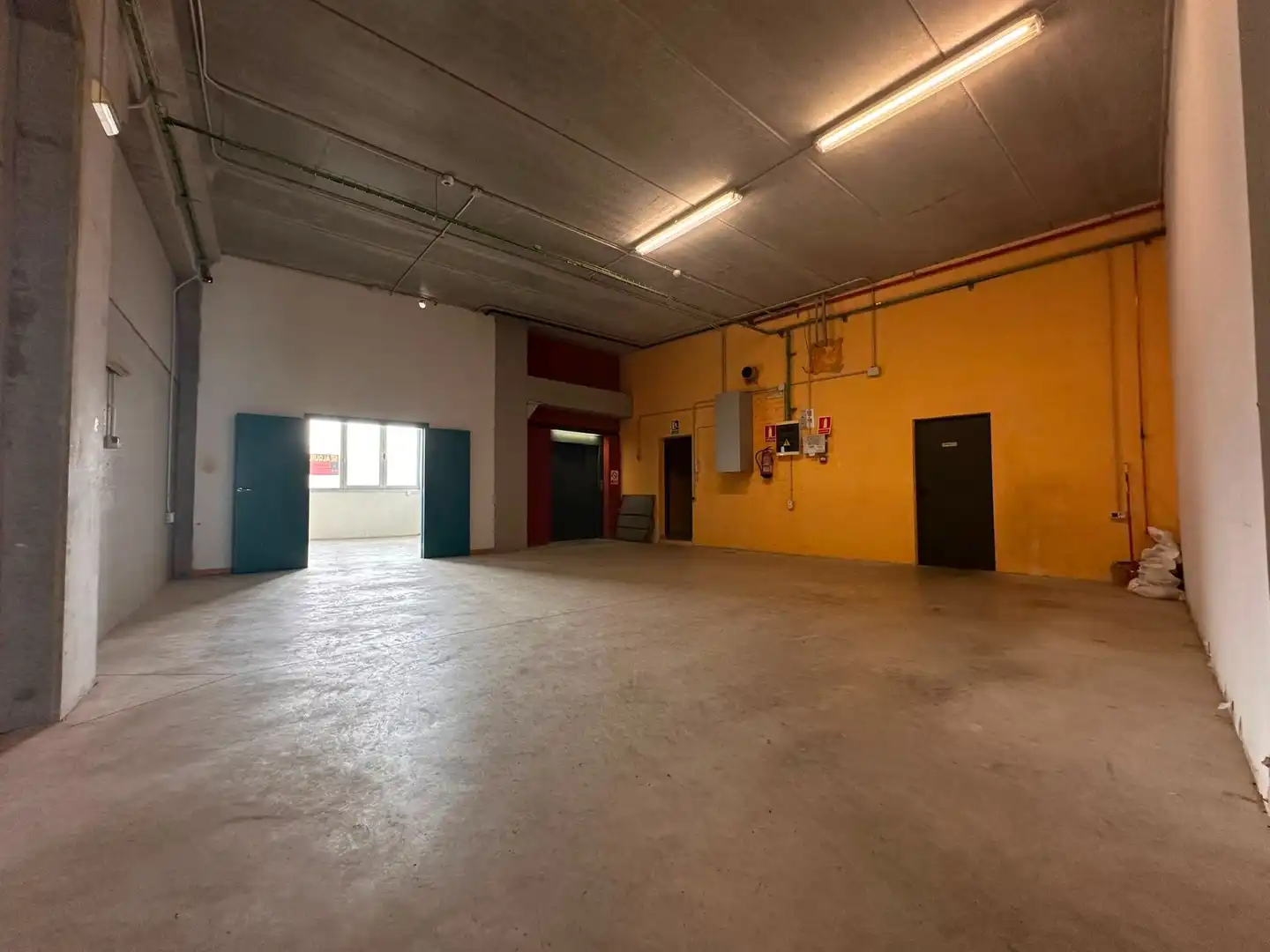 Nau industrial de lloguer en Badalona