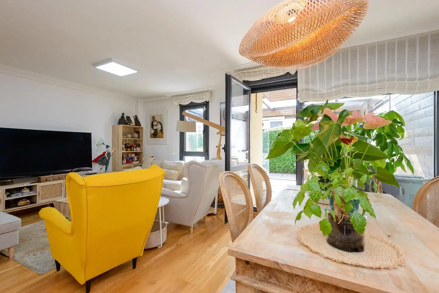 Sala d'estar de Casa adosada en venda en Siero amb Calefacció, Jardí privat i Traster