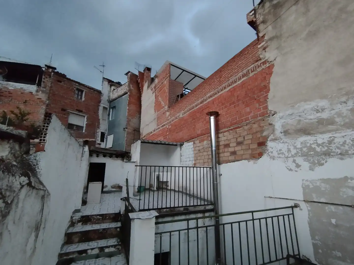 Vista exterior de Casa adosada en venda en Fuensanta de Martos amb Calefacció, Terrassa i Balcó