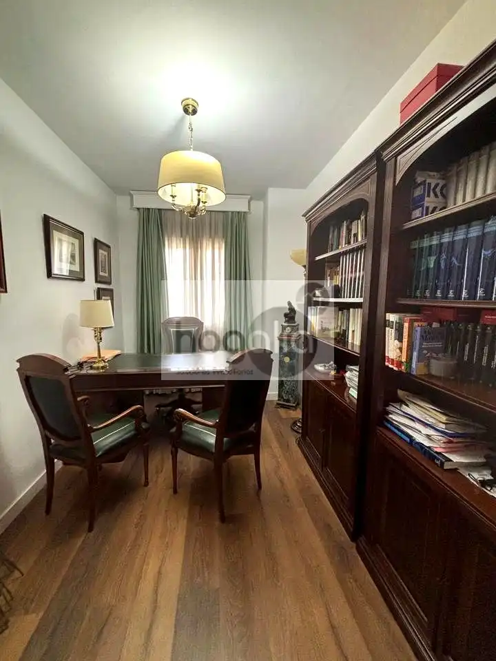 Wohnung zum Verkauf in Sevilla mit Klimaanlage, Terrasse und Gemeinschaftspool