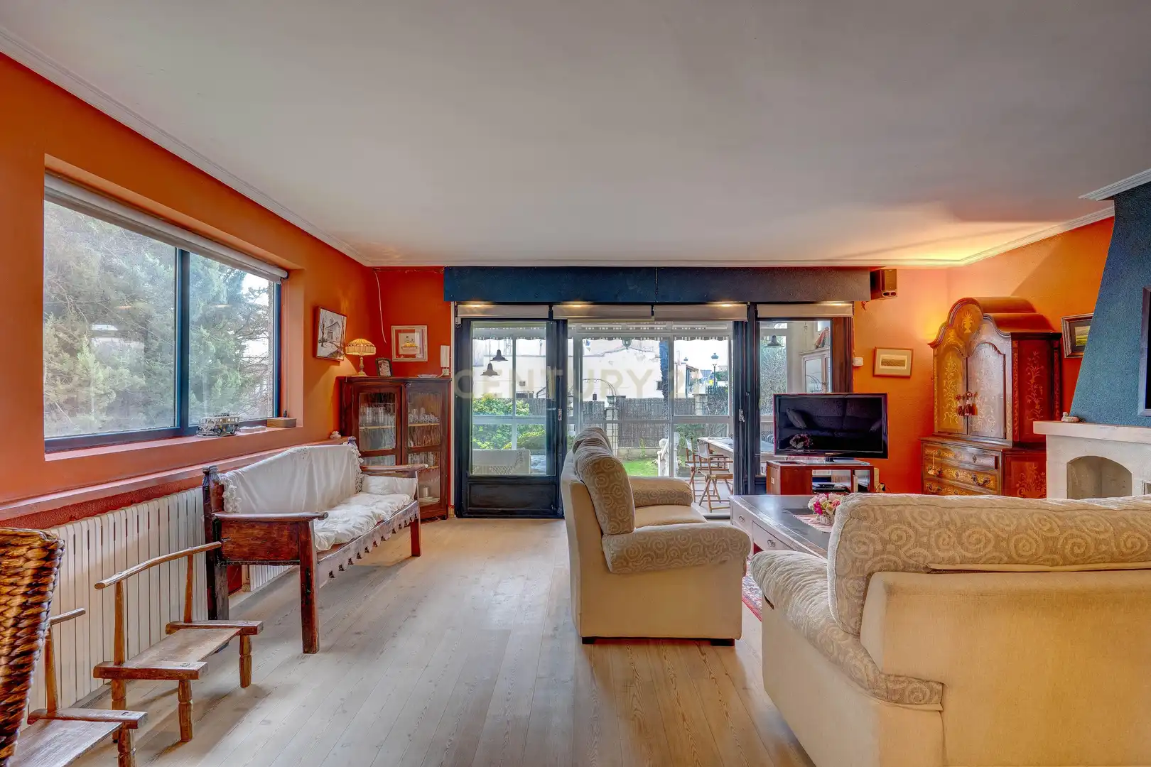 Wohnzimmer von Einfamilien-Reihenhaus zum Verkauf in Anguciana mit Privatgarten, Abstellraum und Schwimmbad