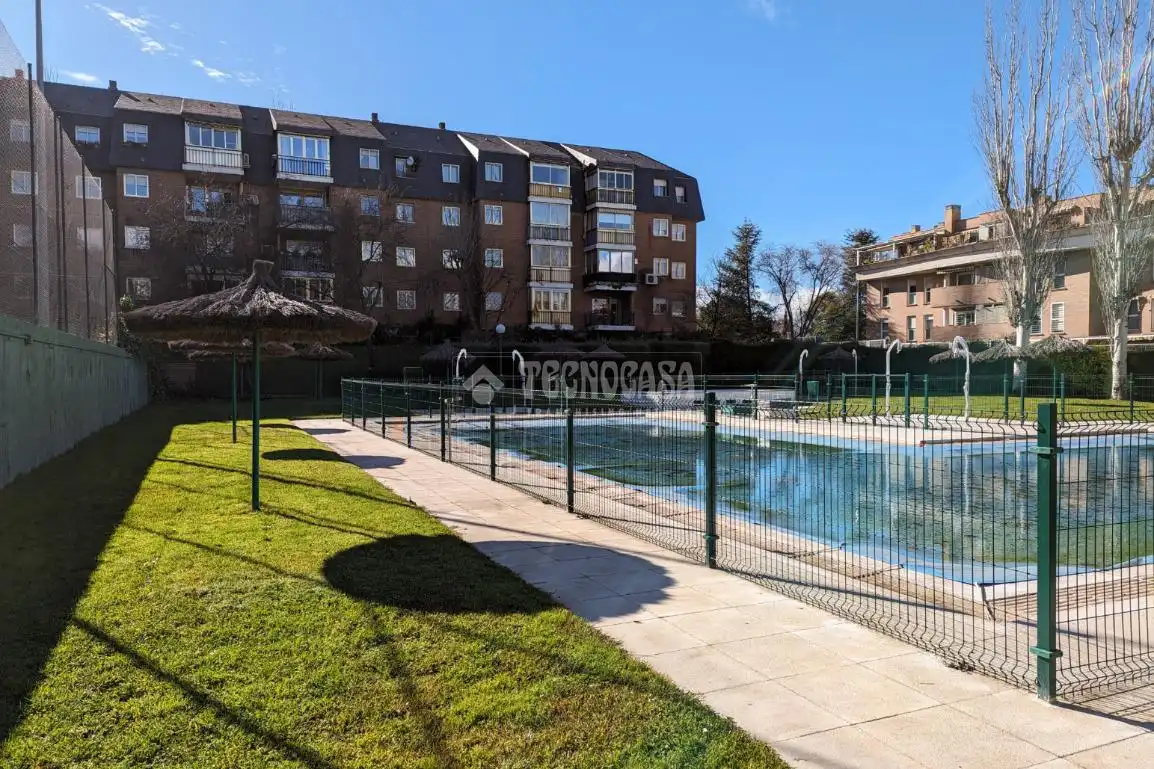 Piscina de Piso en venta en Las Rozas de Madrid con Terraza y Trastero