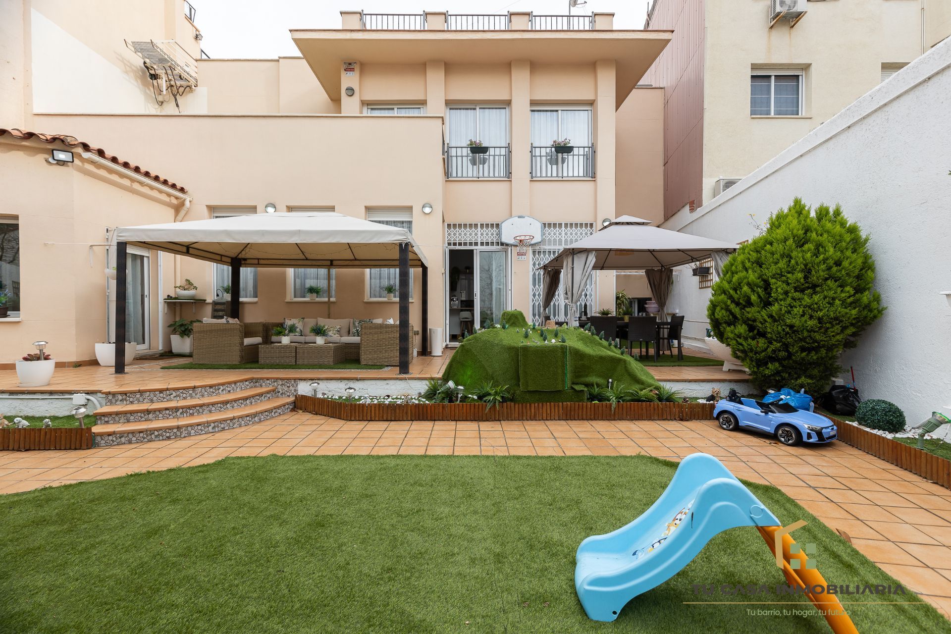 Terrassa de Casa adosada en venda en Badalona amb Aire condicionat, Calefacció i Jardí privat