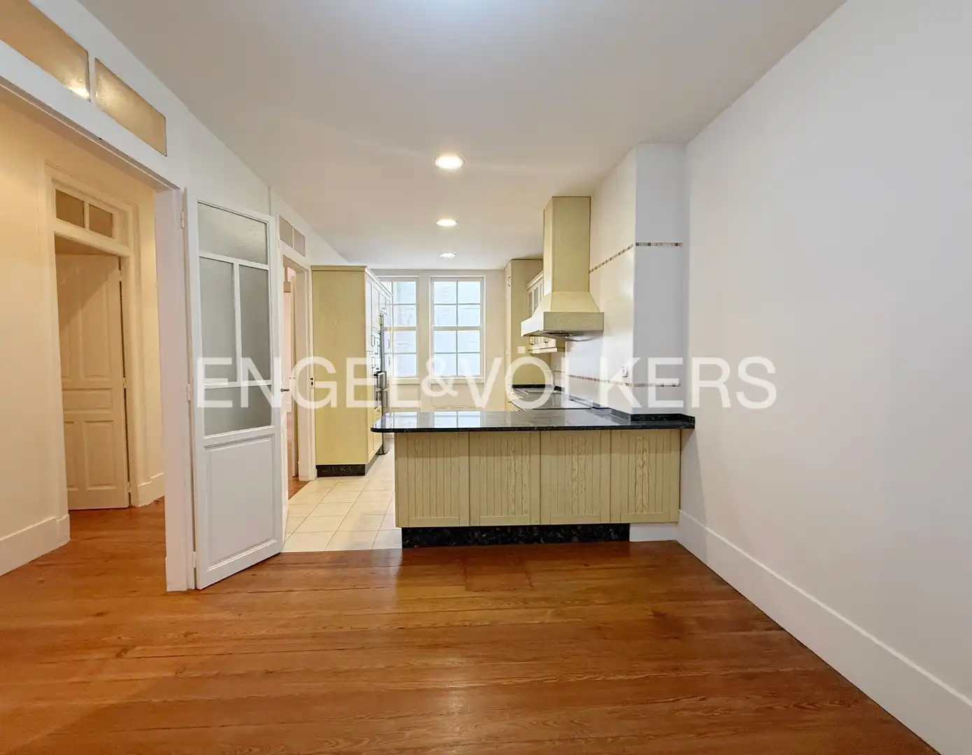 Cocina de Piso de alquiler en A Coruña Capital  con Calefacción, Parquet y Balcón