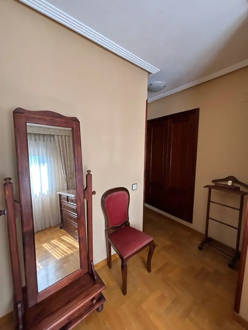 Piso de alquiler en Oviedo  con Calefacción, Parquet y Amueblado