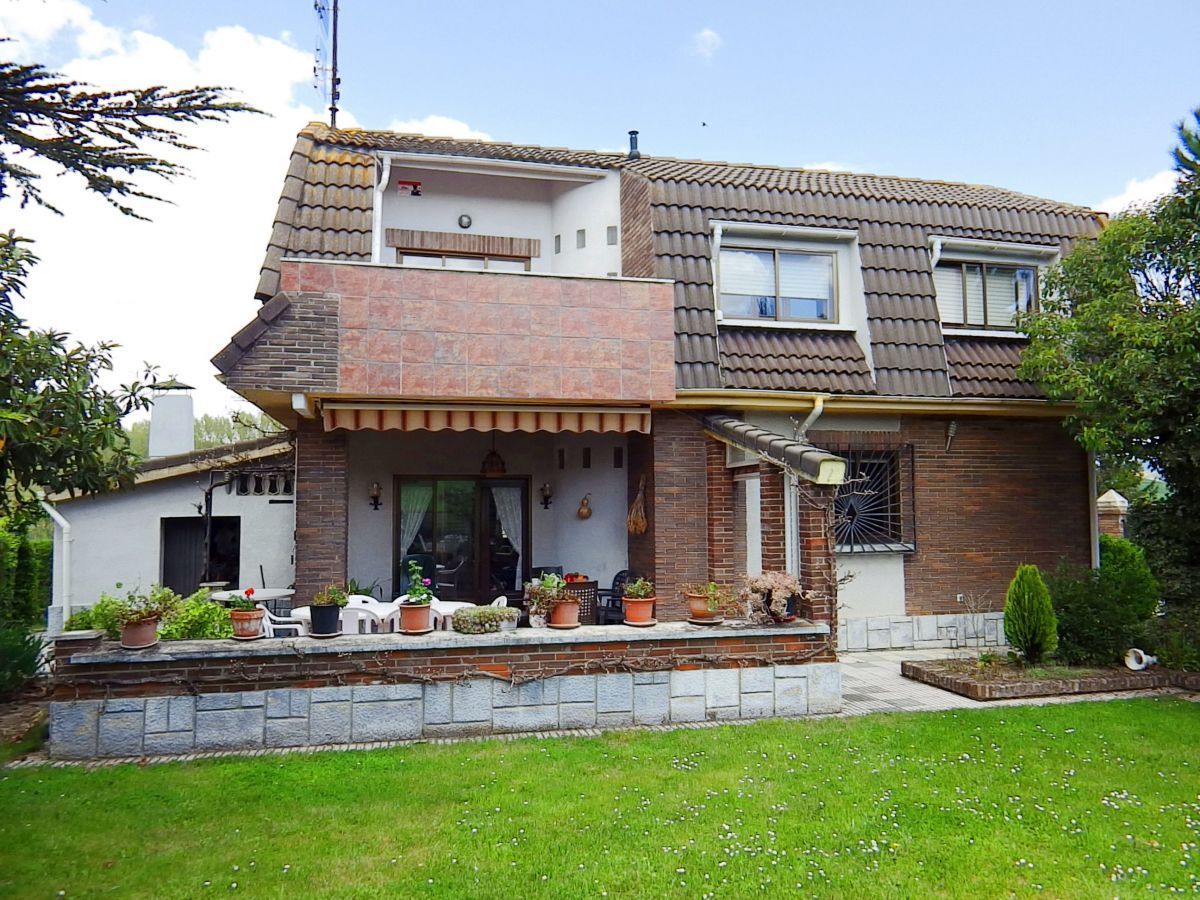 Exterior view of House or chalet for sale in Berantevilla  with Private garden, Parquet flooring and Terrace