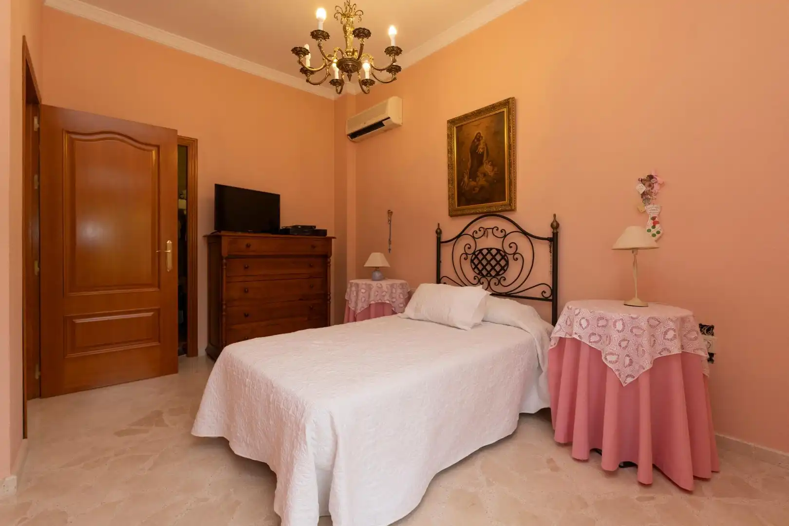 Dormitori de Casa o xalet en venda en Sanlúcar la Mayor amb Jardí privat, Traster i Piscina