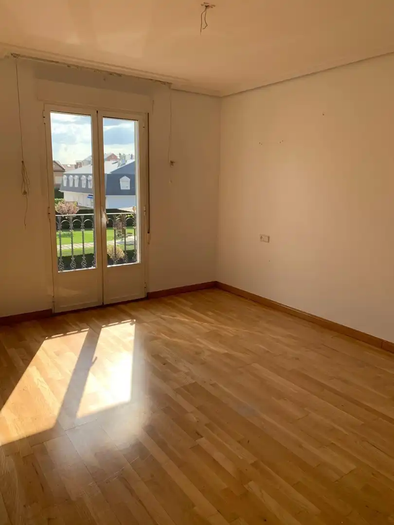 Habitación de Casa adosada en venta en Ponferrada con Calefacción, Jardín privado y Terraza