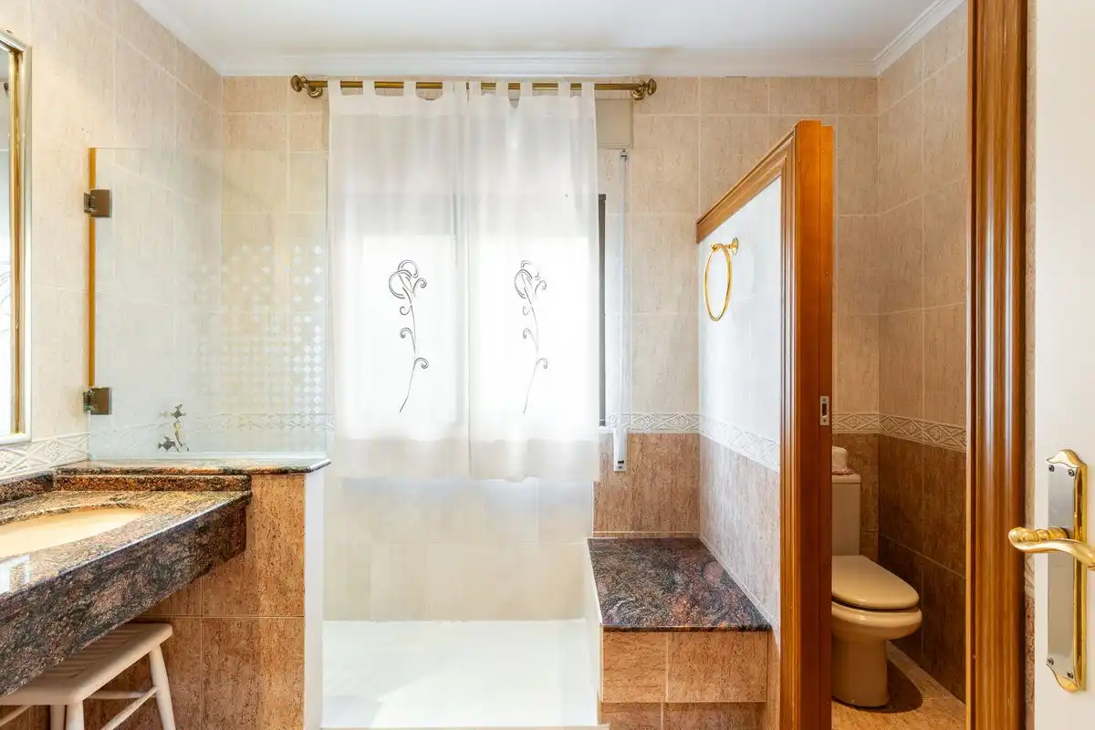 Bathroom of Houses for sale in Torrent  with Air Conditioner, Heating and Private garden
