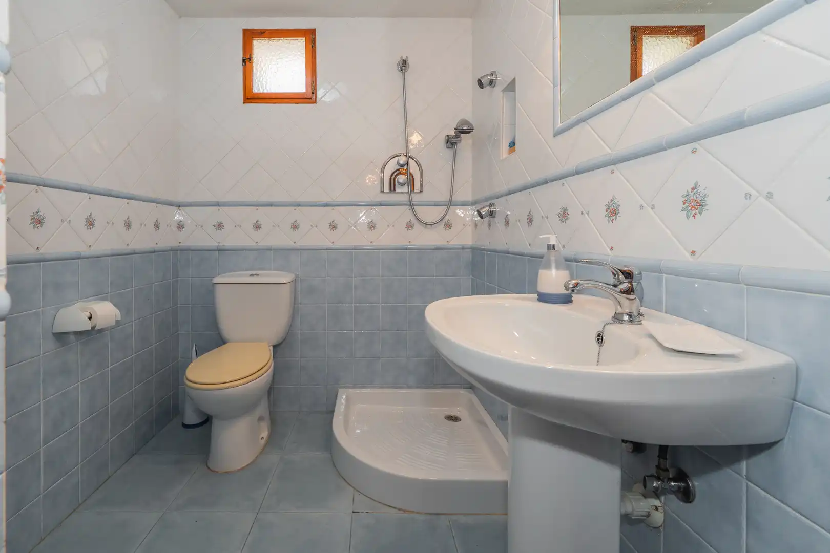 Bathroom of Houses for sale in El Molar (Madrid)  with Air Conditioner, Heating and Private garden