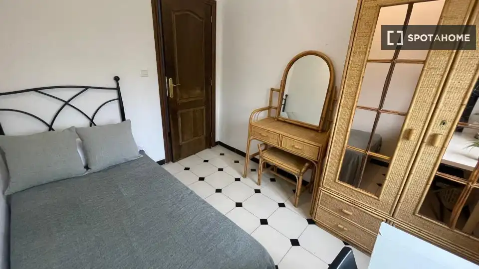 Room in Triana Este