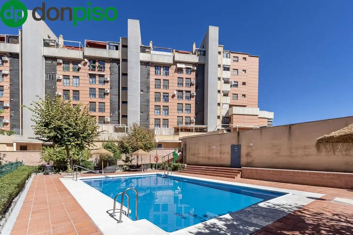 Piscina de Pis en venda en Granada amb Aire condicionat, Calefacció i Piscina comunitària