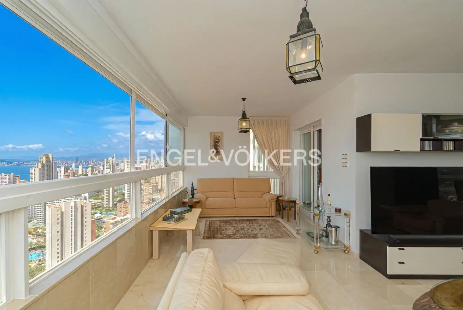 Sala d'estar de Àtic en venda en Benidorm amb Aire condicionat, Jardí privat i Piscina comunitària