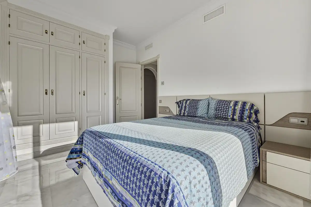 Dormitori de Casa adosada en venda en Marbella amb Aire condicionat, Terrassa i Traster