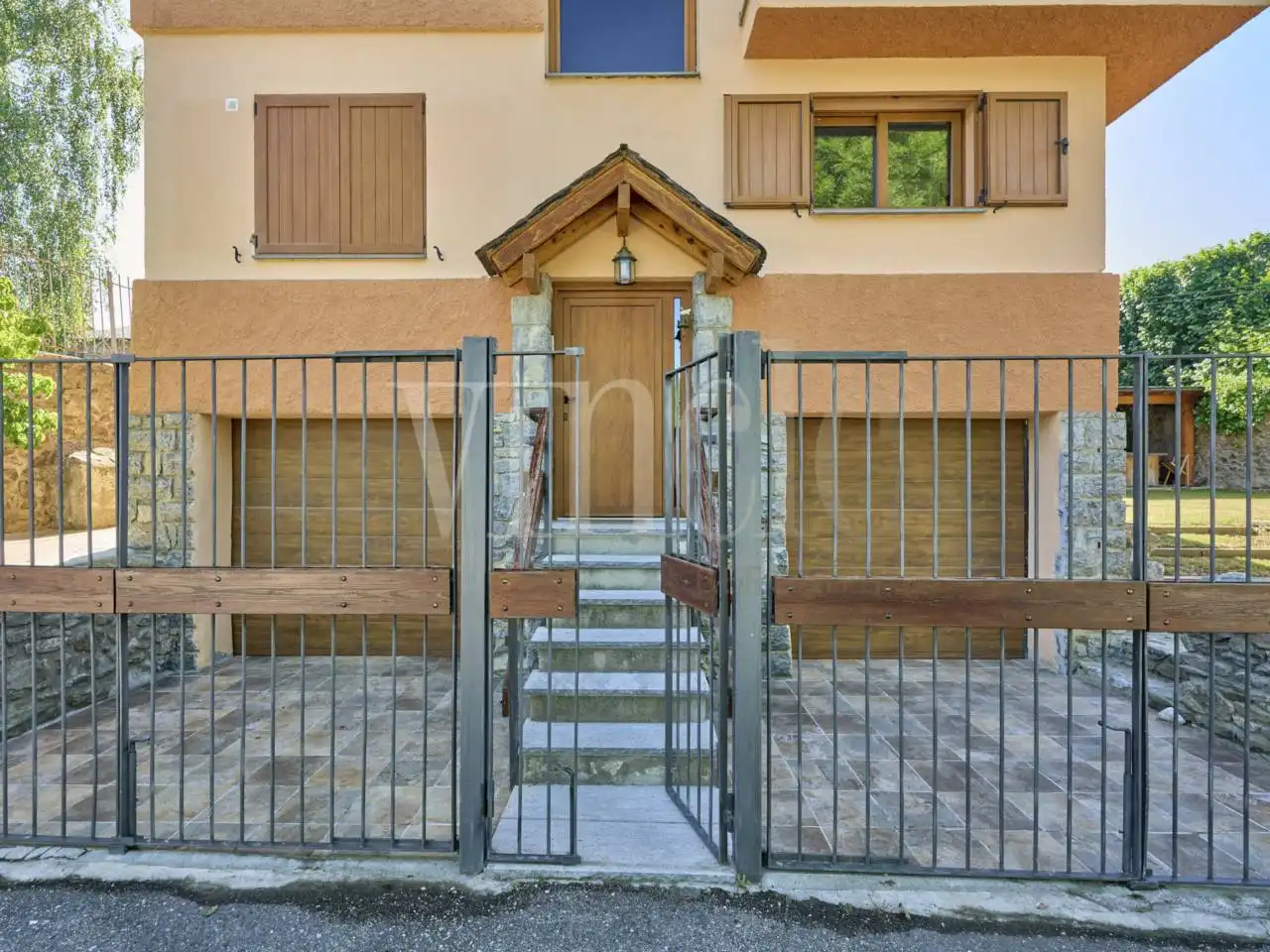 Vista exterior de Casa o xalet en venda en Fontanals de Cerdanya amb Calefacció, Jardí privat i Parquet