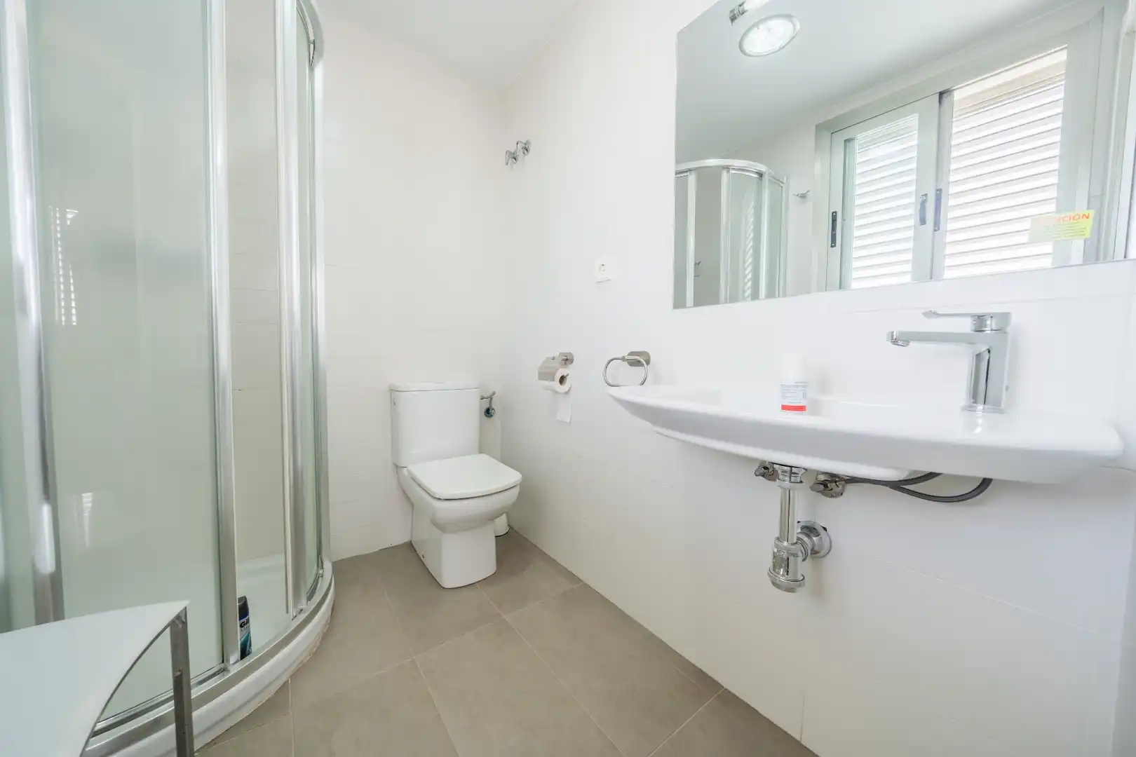Badezimmer von Einfamilien-Reihenhaus zum Verkauf in Pilar de la Horadada mit Klimaanlage