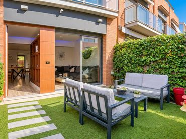 Maison mitoyenne avec balcon à vendre à Carrer FISTERRA
