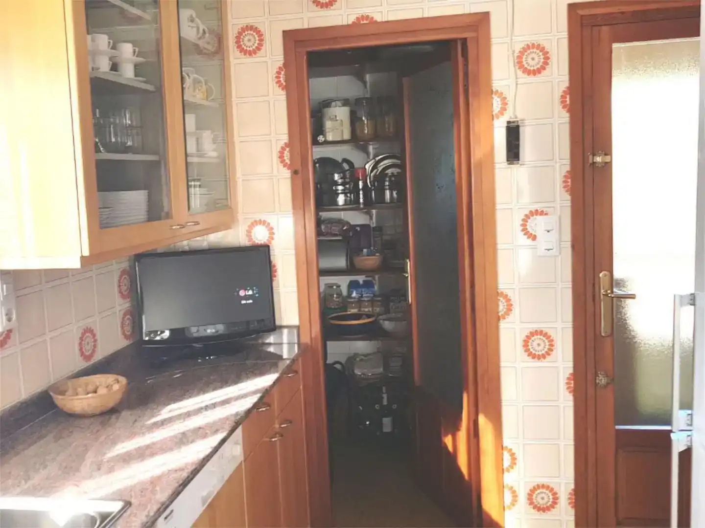 Küche von Wohnung zum Verkauf in Jarafuel mit Klimaanlage und Balkon