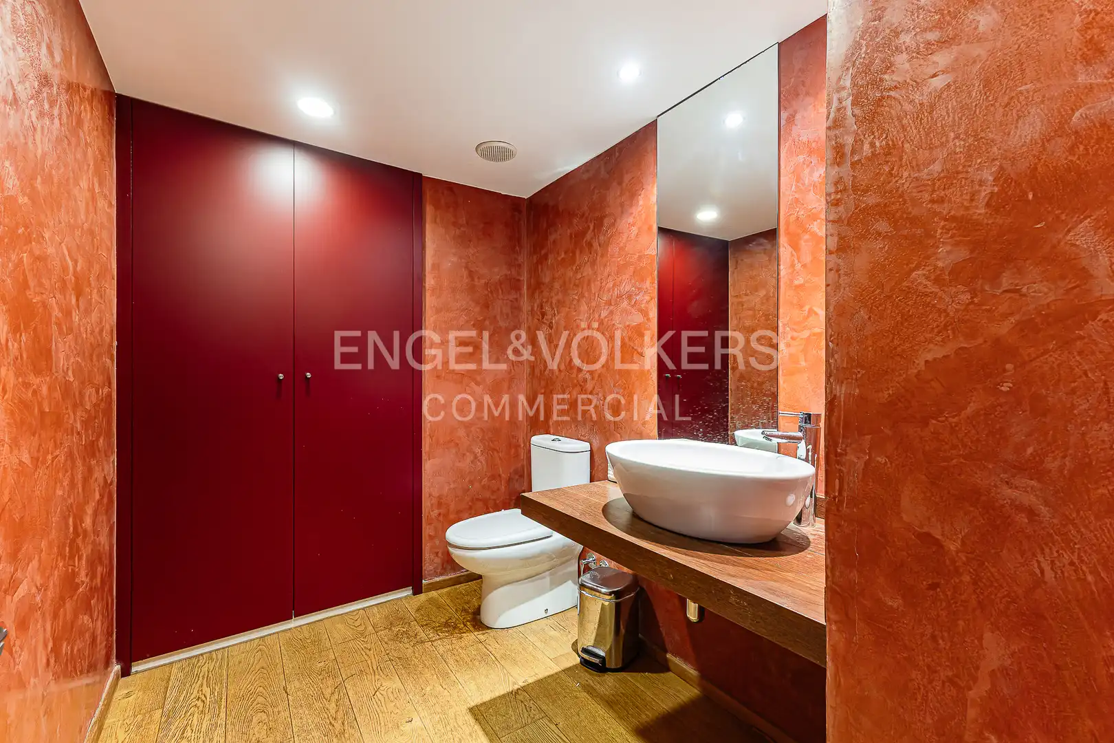 Bathroom of Commercial properties for sale in Barcelona