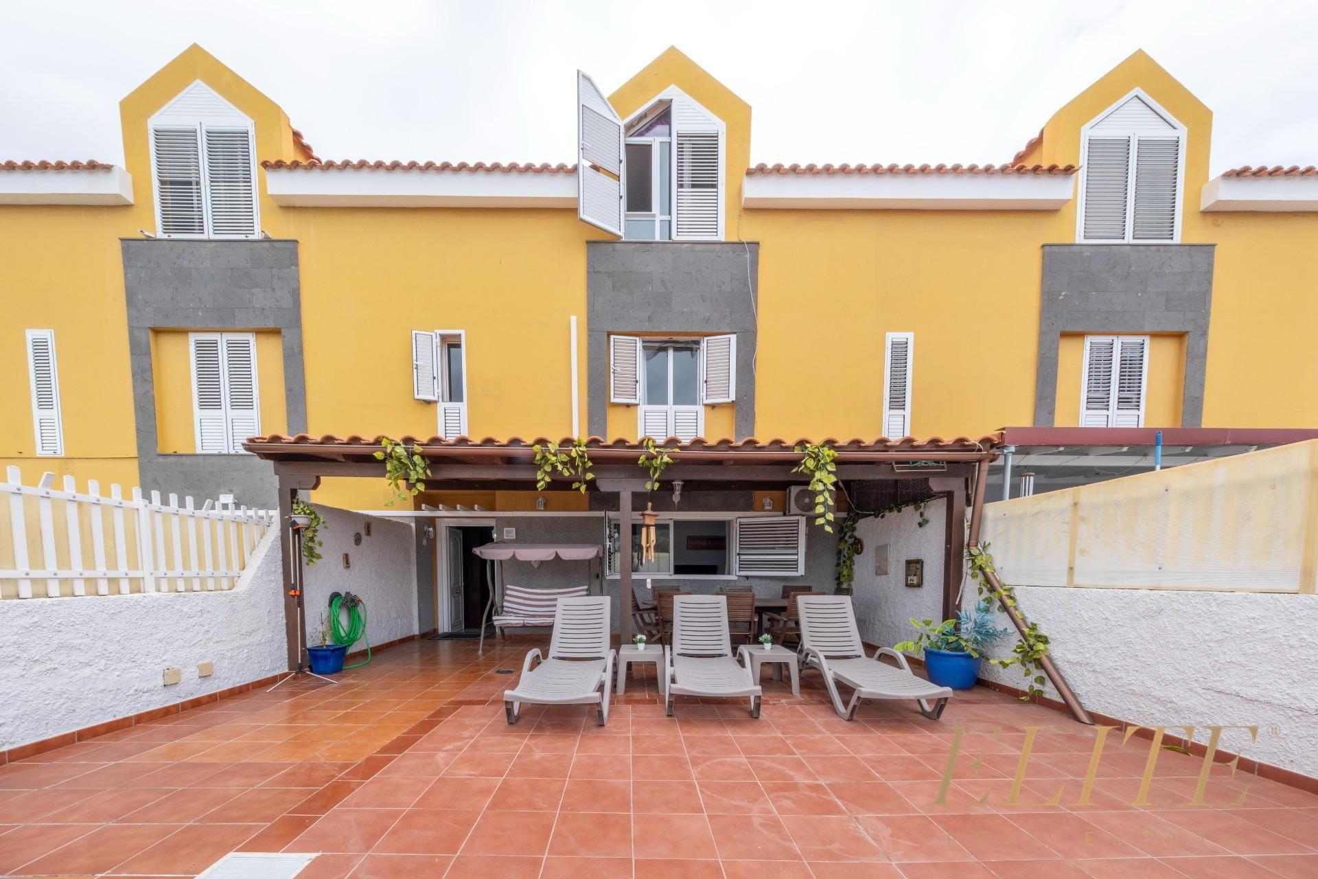 Vista exterior de Casa adosada en venda en San Bartolomé de Tirajana