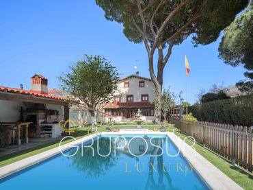 Casa aparellada amb piscina en venda a Calle Encina 1