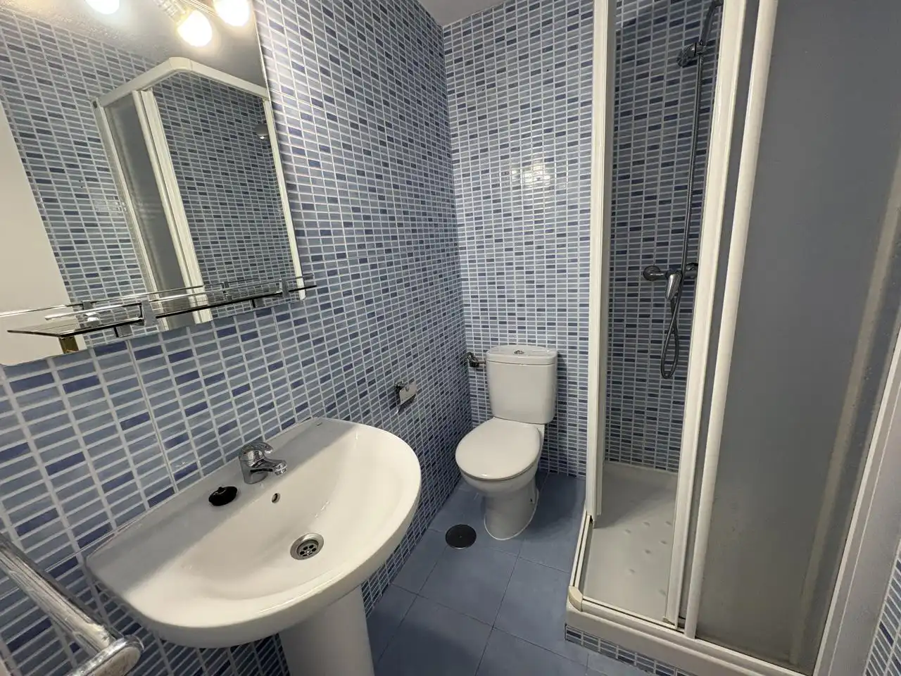 Baño de Piso de alquiler en Madrid con Aire acondicionado y Balcón