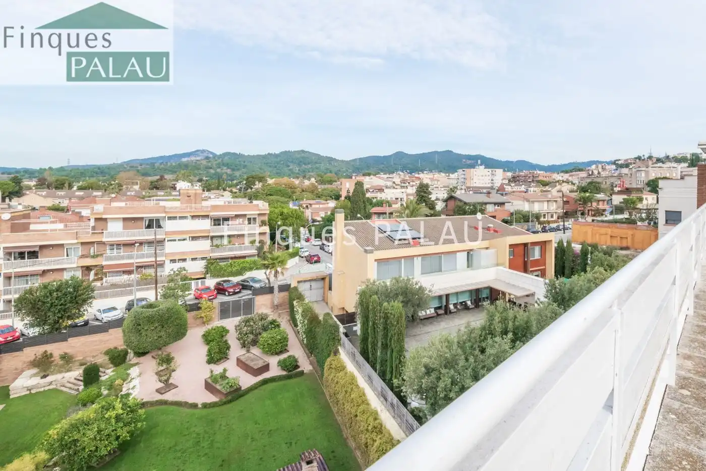 Vista exterior de Casa o xalet de lloguer en Sant Just Desvern amb Calefacció