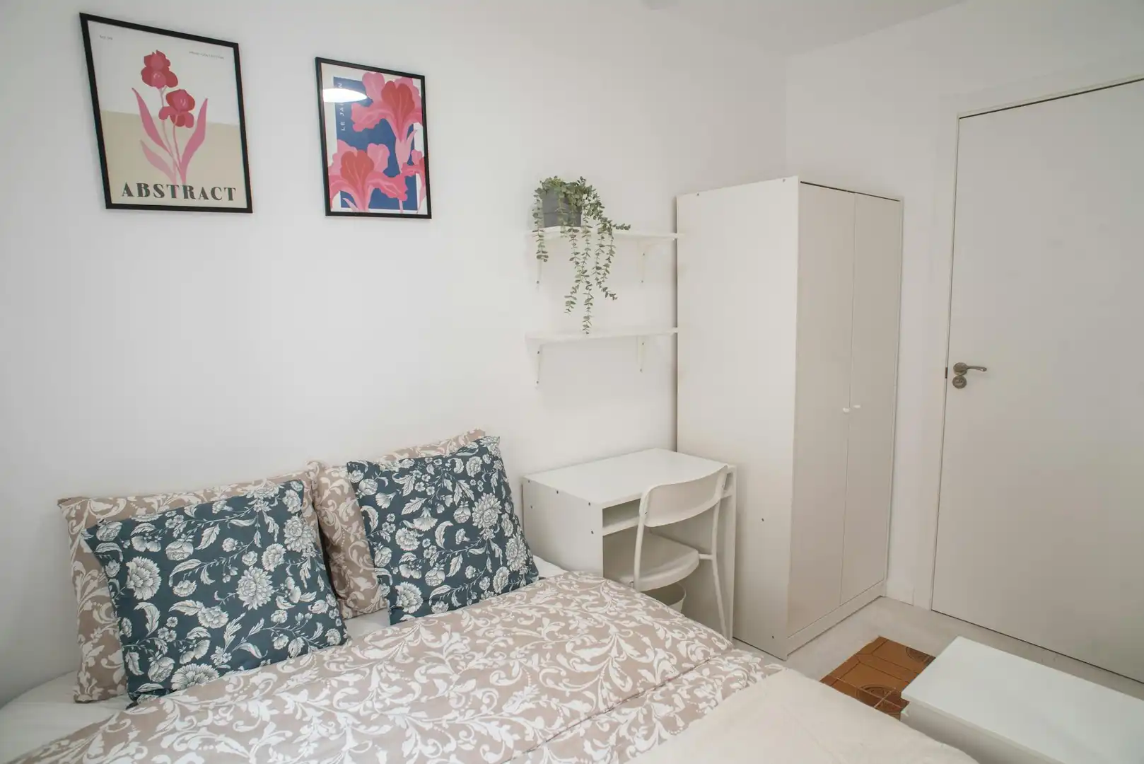 Bedroom of Flat for share in Valencia  with Washing machine