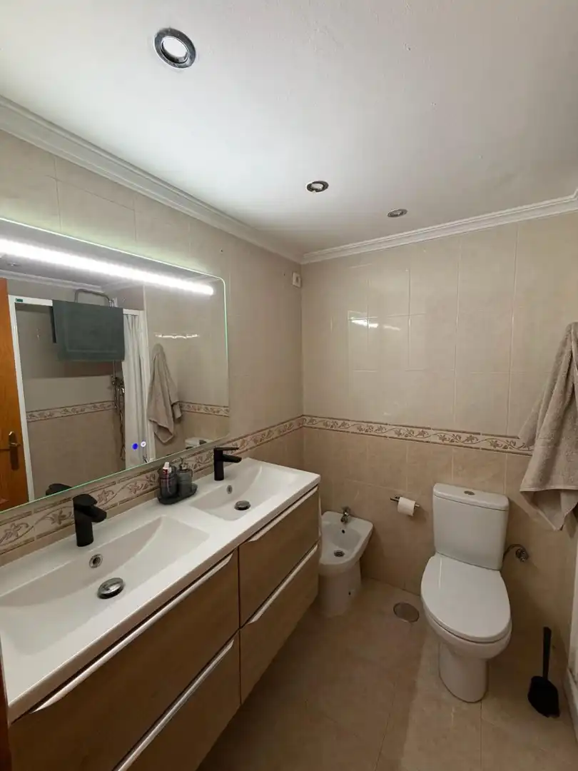 Bathroom of Flat for sale in Sevilla  with Air Conditioner and Terrace