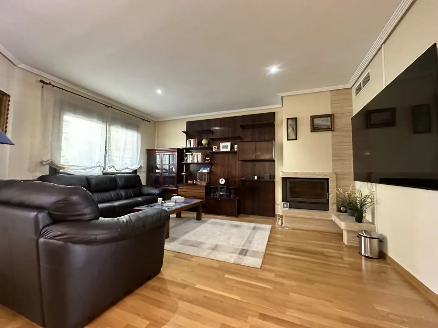 Sala d'estar de Casa adosada de lloguer en Boadilla del Monte amb Aire condicionat, Jardí privat i Traster