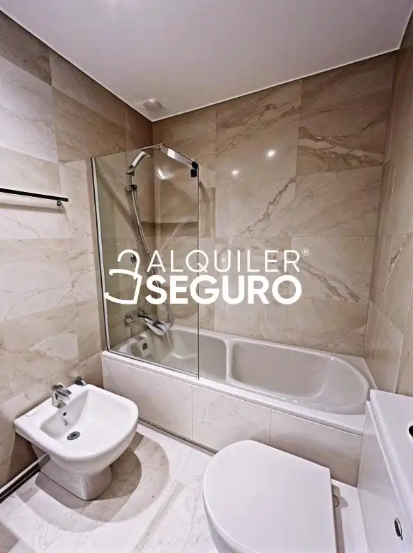 Baño de Piso de alquiler en Madrid con Aire acondicionado, Calefacción y Terraza