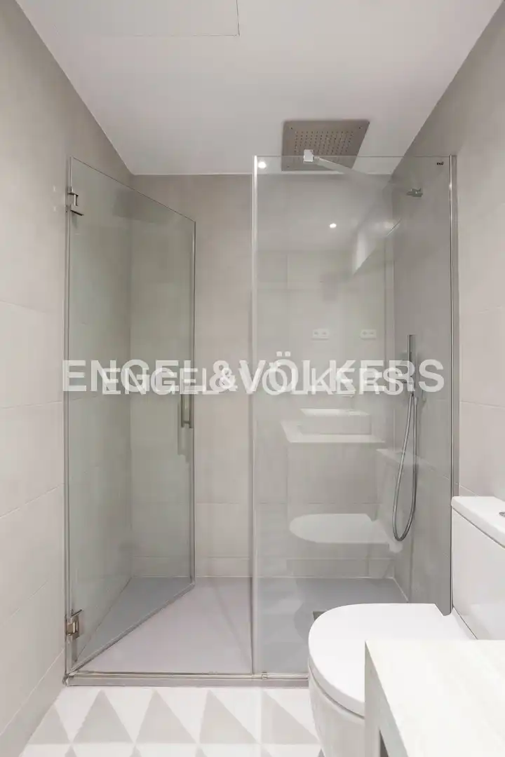 Baño de Piso de alquiler en Madrid con Aire acondicionado, Calefacción y Trastero