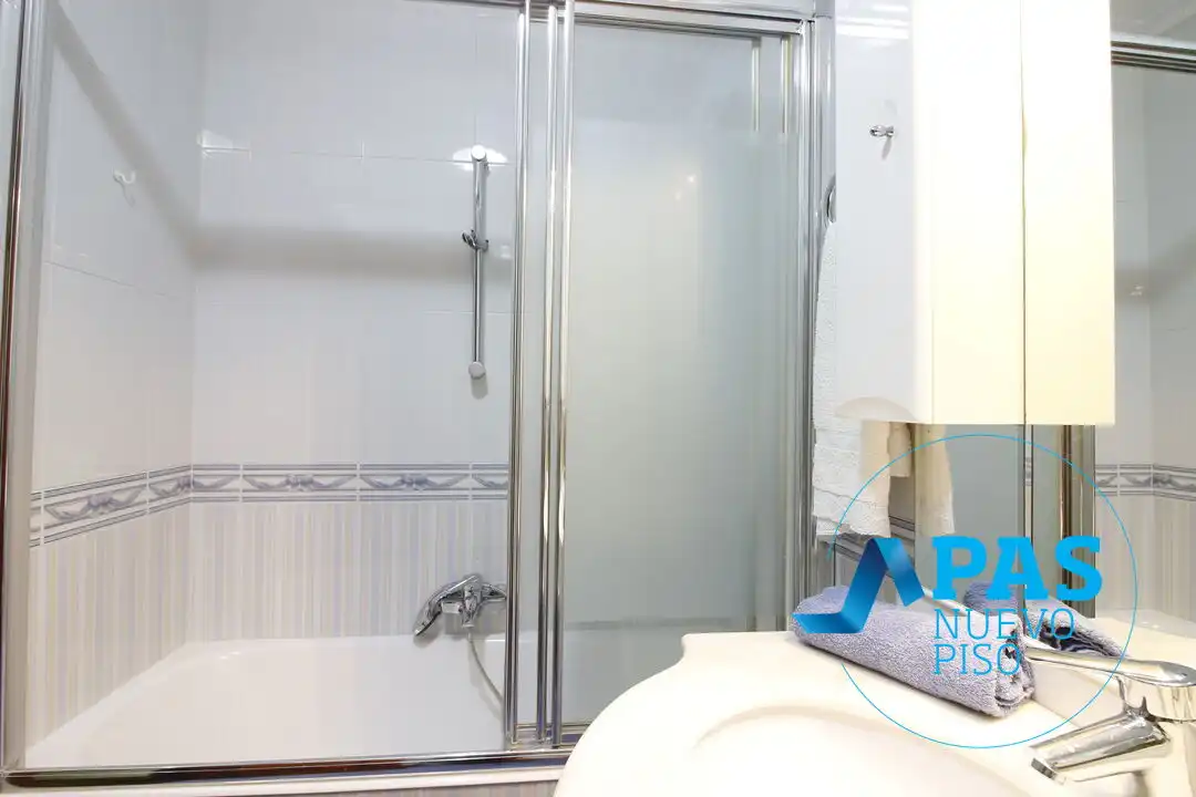 Badezimmer von Wohnung zum Verkauf in Santander mit Heizung und Abstellraum