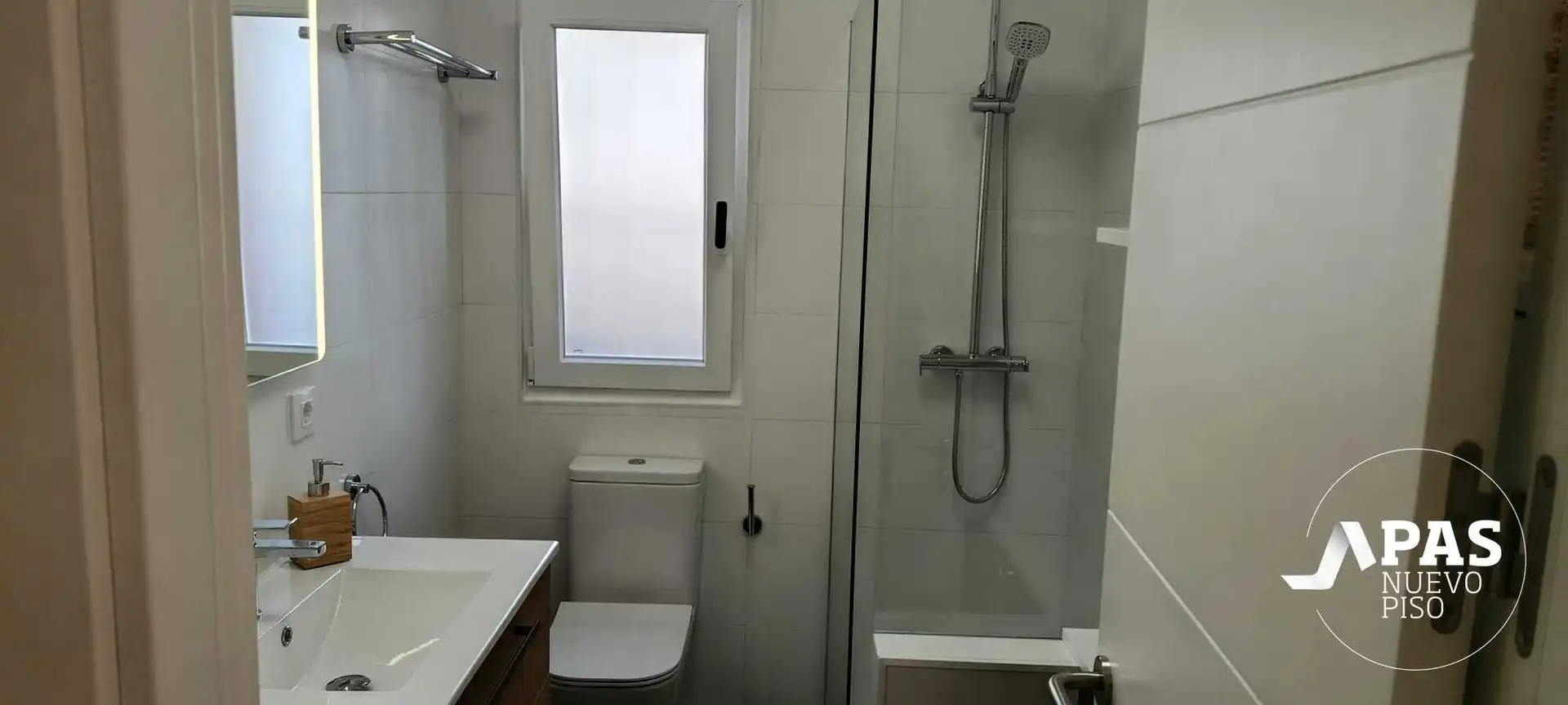 Badezimmer von Wohnung zur Miete in Santander mit Heizung, Ofen und Waschmaschine