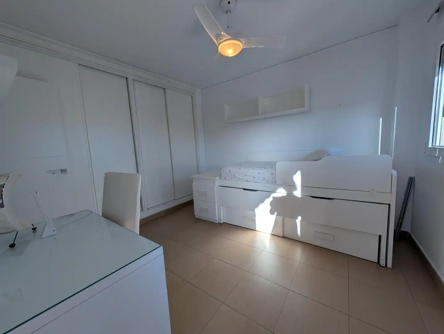 Habitación de Casa adosada de alquiler en La Línea de la Concepción con Aire acondicionado, Calefacción y Jardín privado