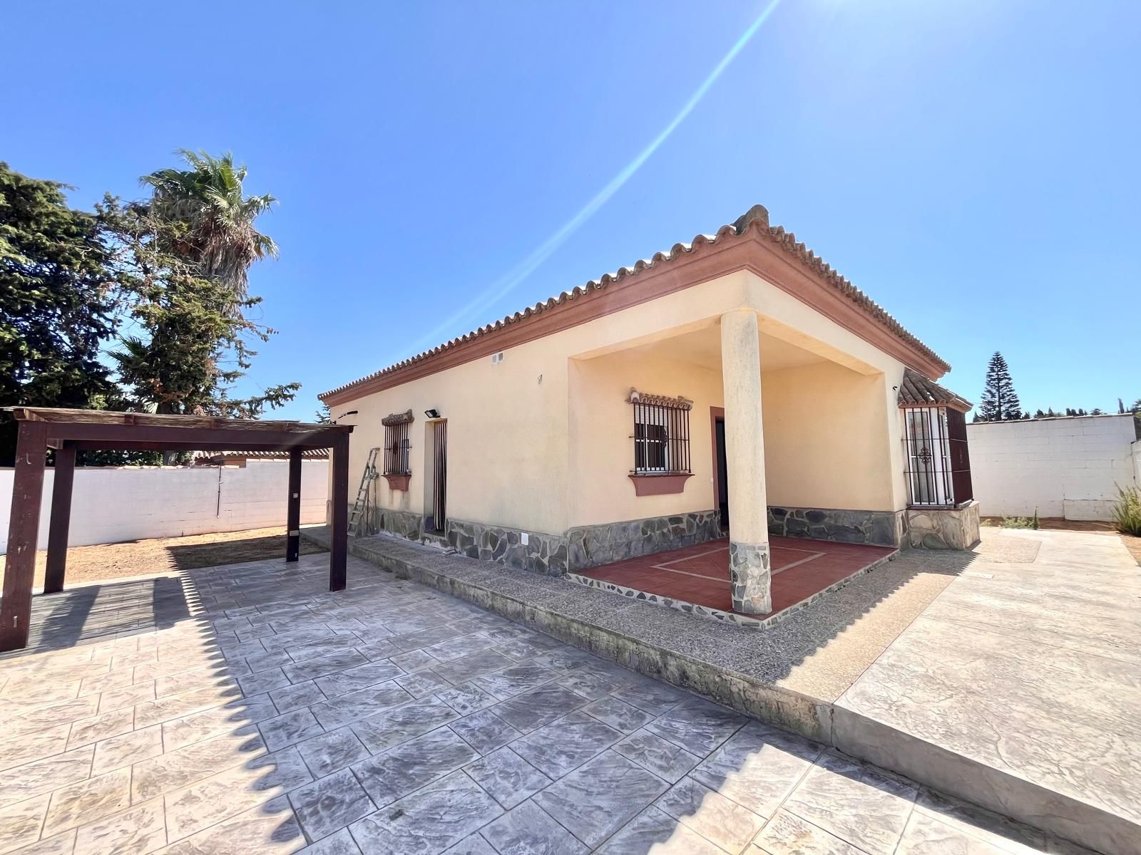 Vista exterior de Casa o xalet en venda en Chiclana de la Frontera amb Jardí privat, Terrassa i Piscina