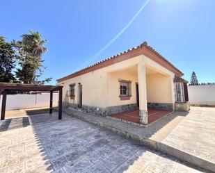 Vista exterior de Casa o xalet en venda en Chiclana de la Frontera amb Jardí privat, Terrassa i Piscina