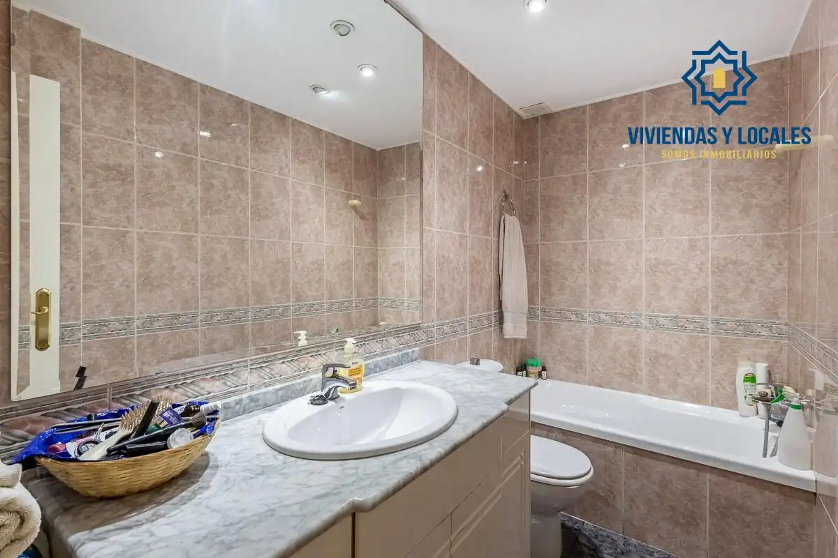 Bathroom of Flat for sale in Granada  with Heating and Terrace