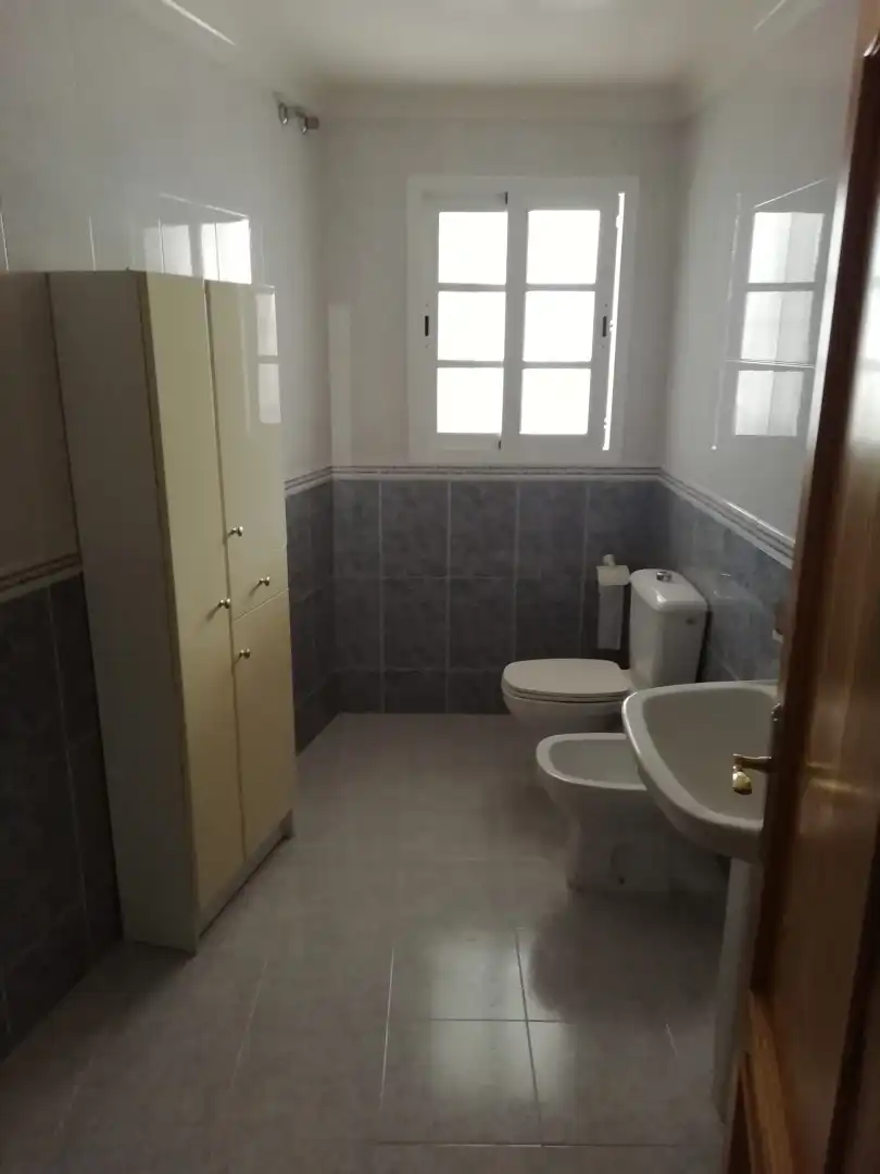 Baño de Piso de alquiler en Cártama con Terraza, Trastero y Amueblado