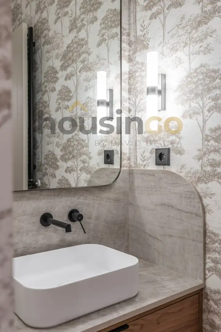 Bathroom of Flat for sale in Madrid  with Air Conditioner, Heating and Terrace