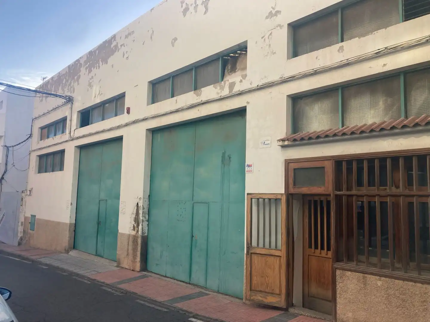 Vista exterior de Nave industrial en venta en Telde
