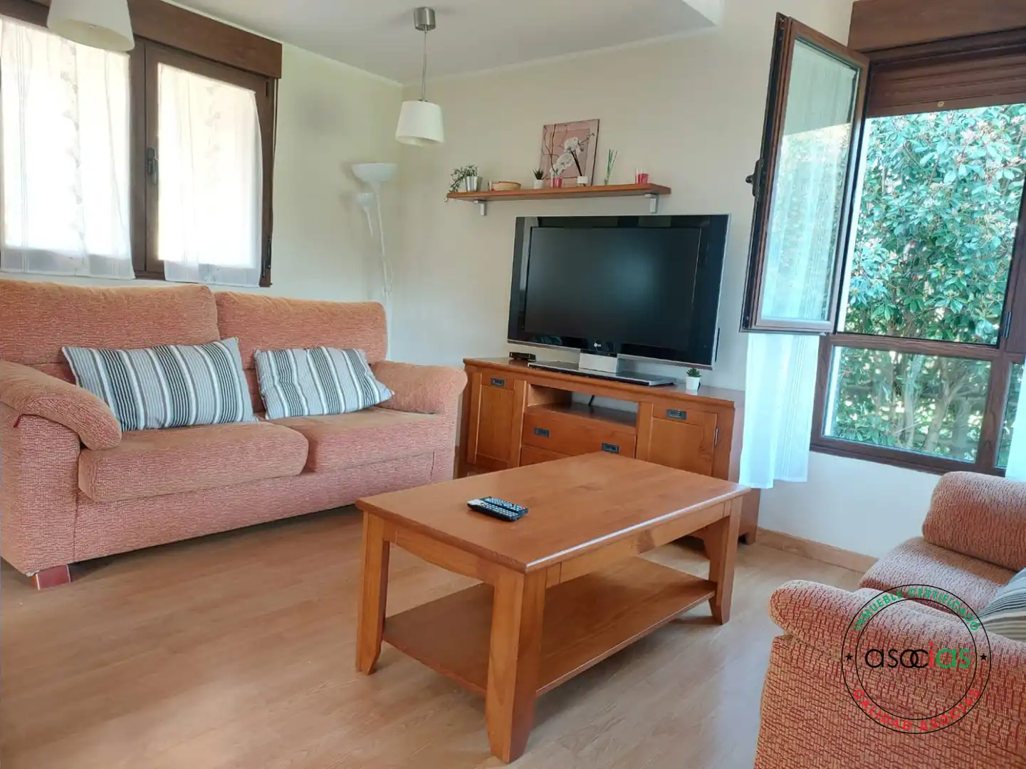 Sala d'estar de Casa o xalet en venda en Parres amb Calefacció, Jardí privat i Terrassa