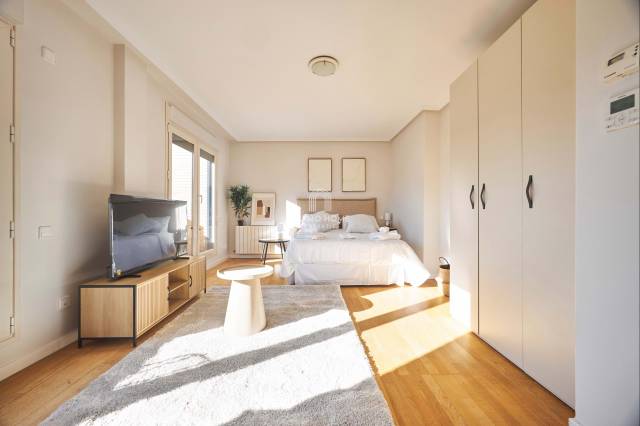 Piso en Alquiler en calle hernandez de tejada  estudio b en San Pascual